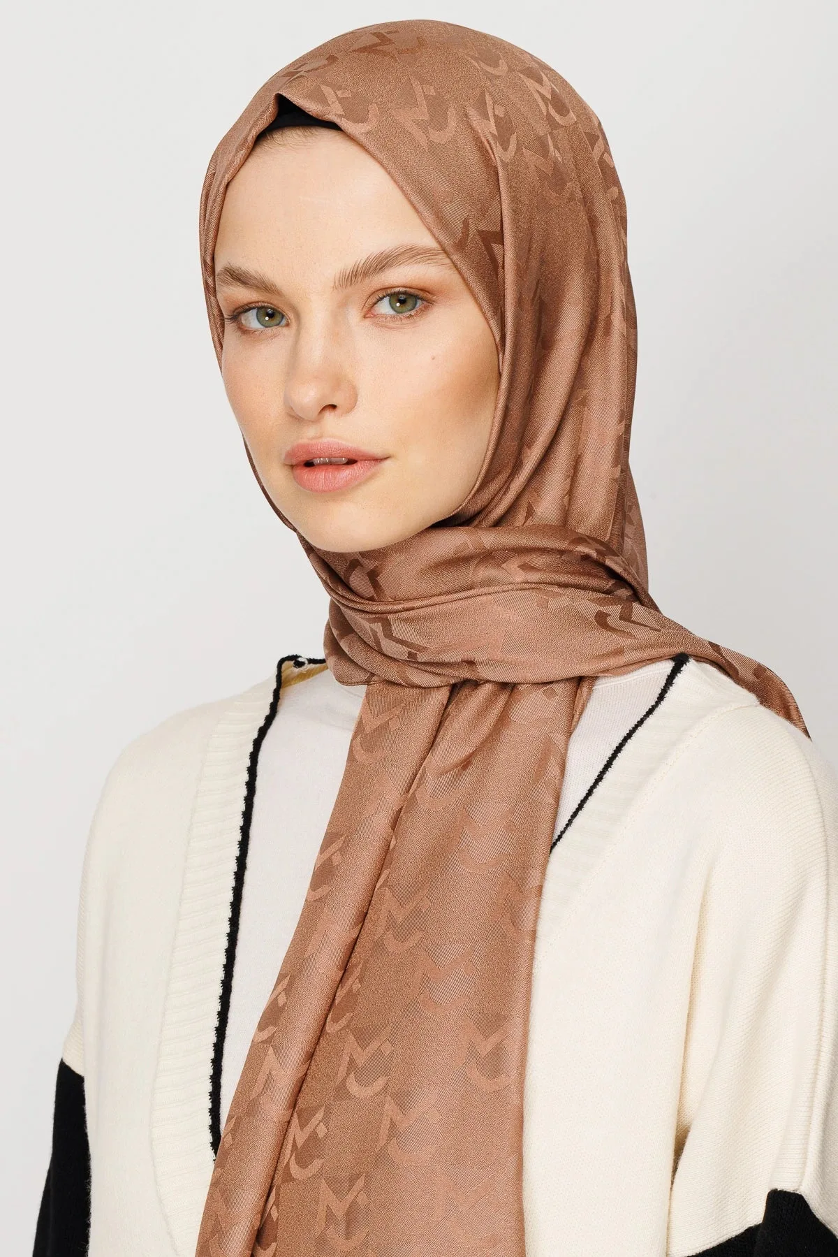 Kahverengi Mc Desen Jakar Şal · Monogram Jakar