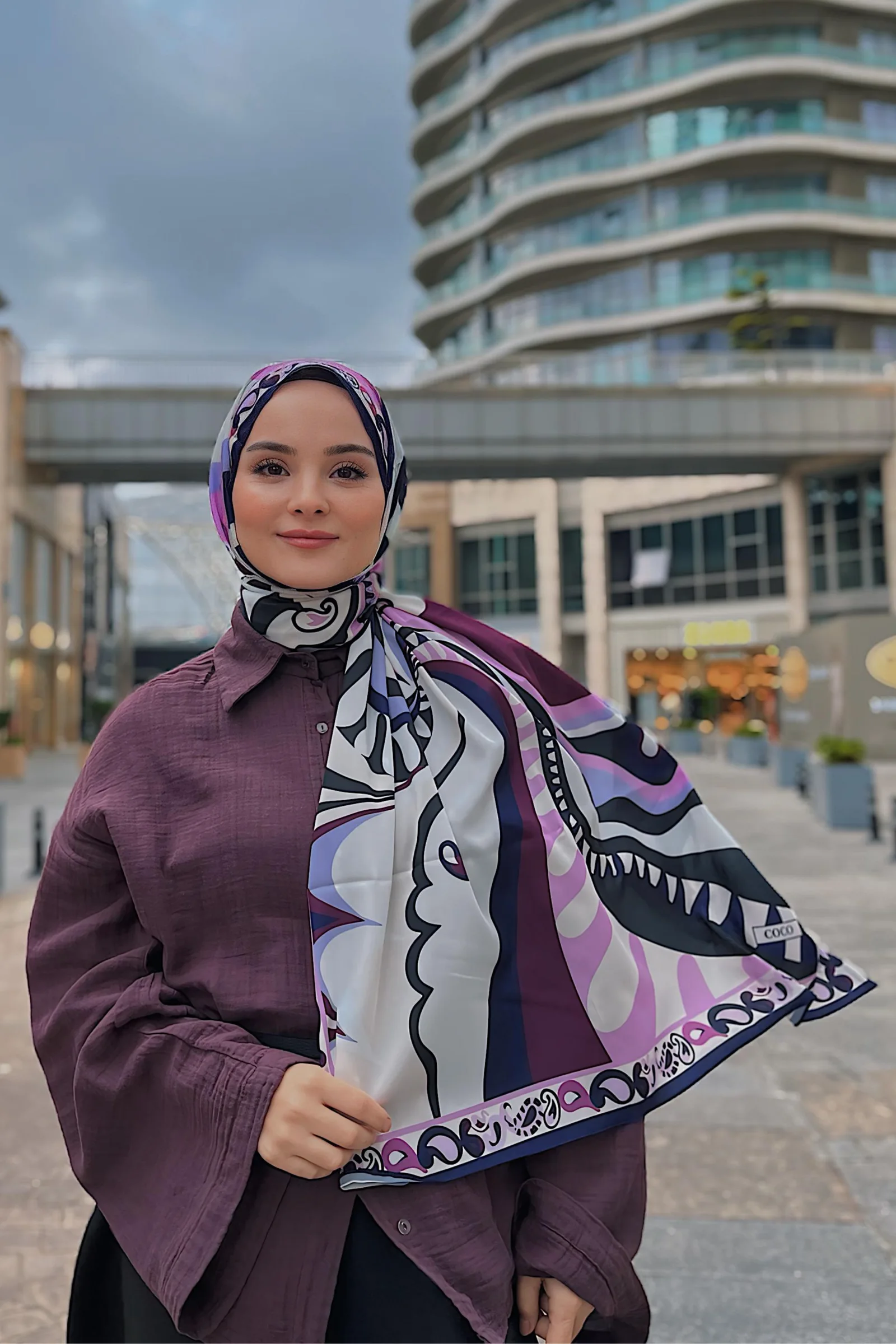 Betül'ün Pastel Mor Dila Desen İpek Şal Tercihi · İpeksi