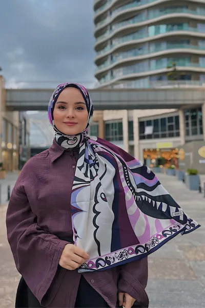 Betül'ün Pastel Mor Dila Desen İpek Şal Tercihi · İpeksi