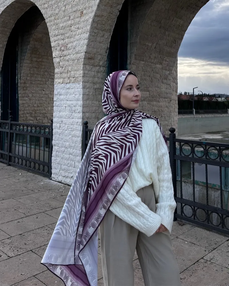 Merve'nin Mor Zebra Desen İpek Şal Tercihi · İpeksi