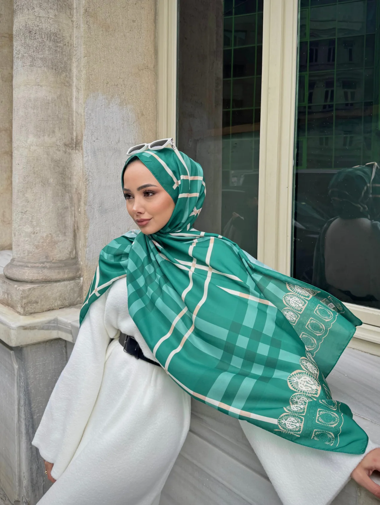 Busenur'un Zümrüt Tartan Desen Şal Tercihi