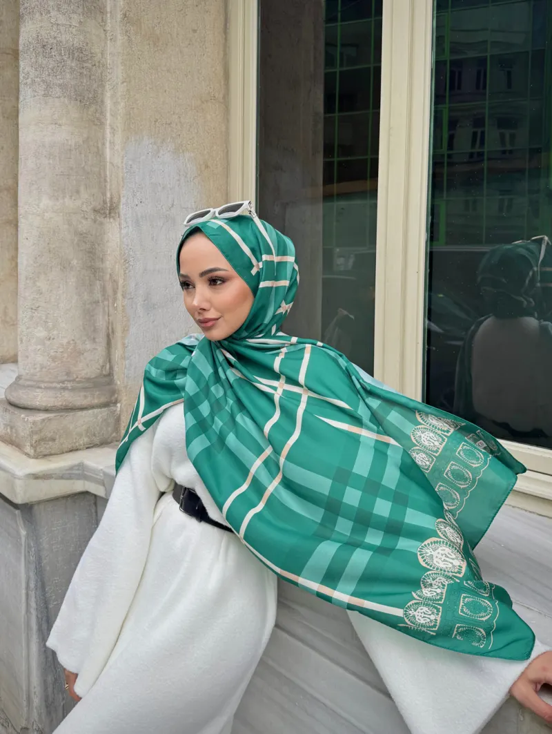 Busenur'un Zümrüt Tartan Desen Şal Tercihi
