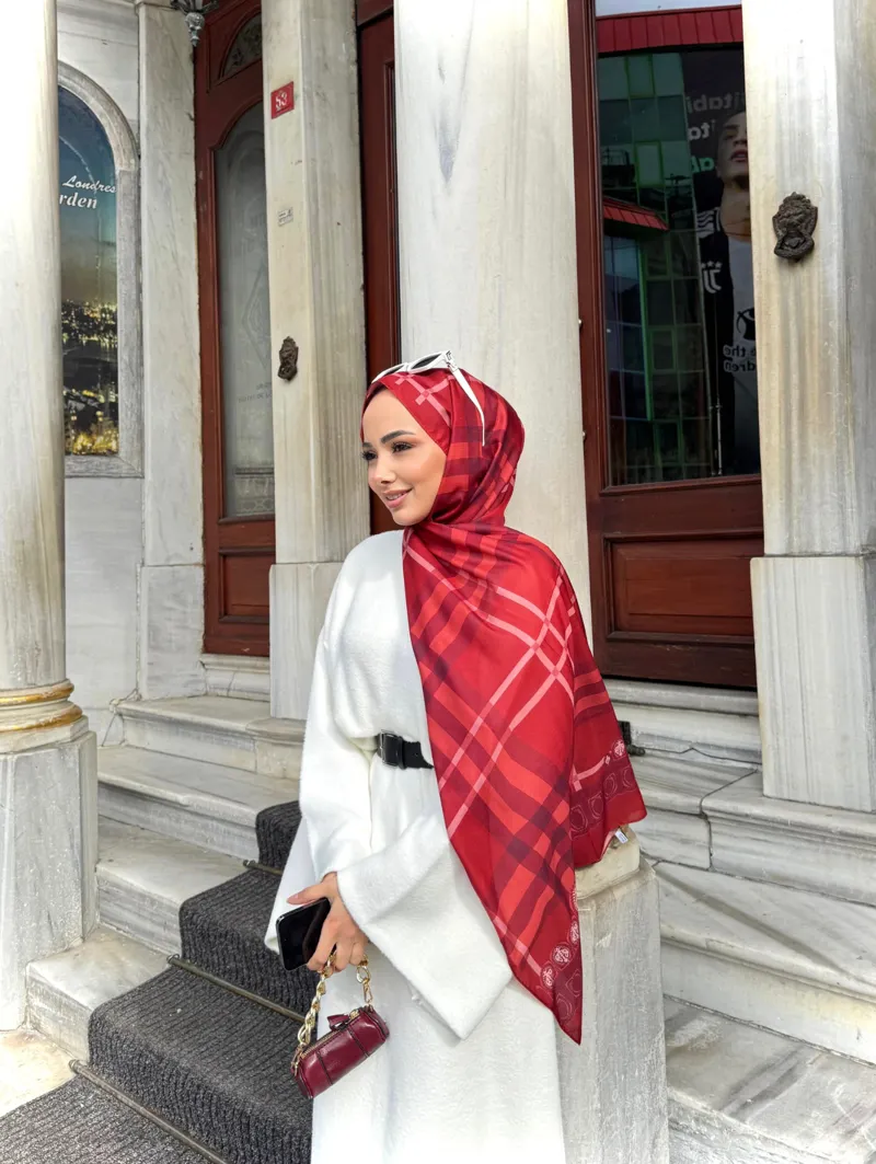 Busenur'un Bordo Tartan Desen Şal Tercihi