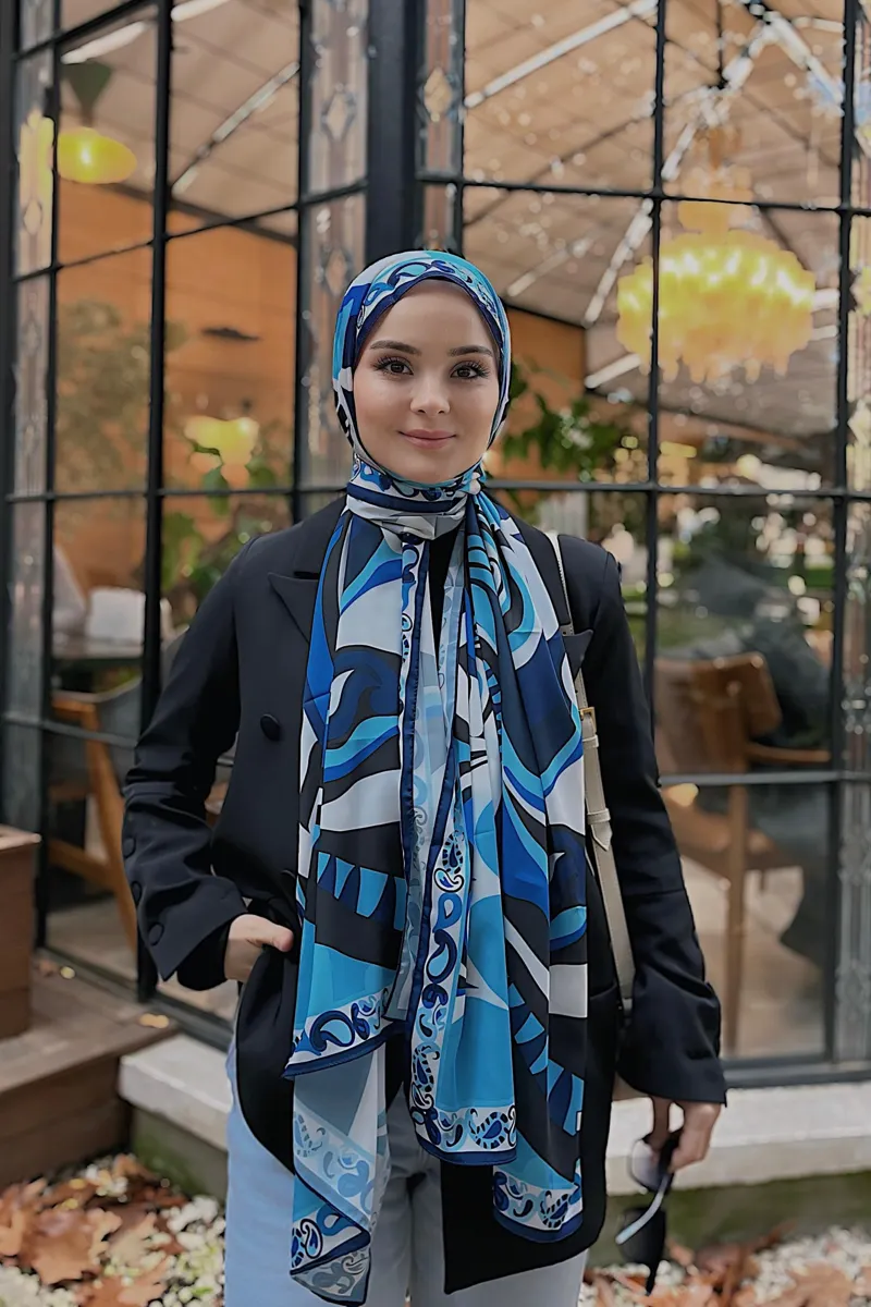 Betül'ün Pastel Mavi Dila Desen İpek Şal Tercihi · İpeksi