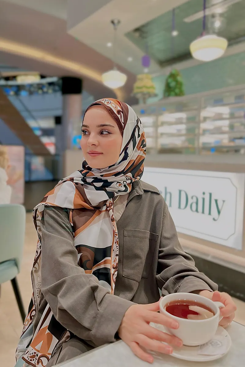 Betül'ün Pastel Kahve Dila Desen İpek Şal Tercihi · İpeksi