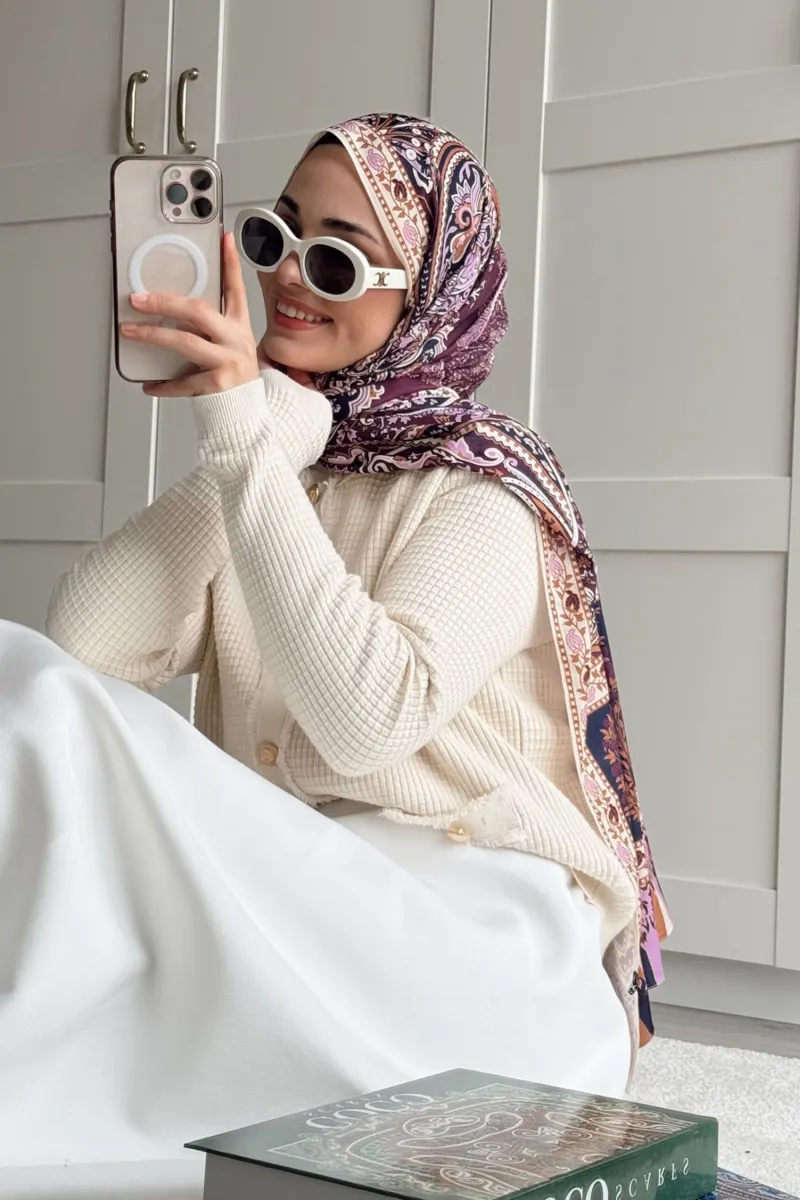 Kübra Koç'un Mor Ediz Desen İpek Şal Tercihi · İpeksi