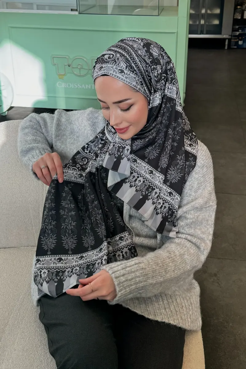 Duygu'nun Siyah Ediz Desen İpek Şal Tercihi · İpeksi