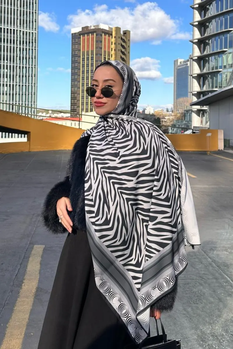 Halima'nın Siyah Zebra Desen İpek Şal Tercihi · İpeksi