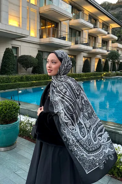 Betül'ün Siyah Zeren Desen İpek Şal Tercihi · İpeksi
