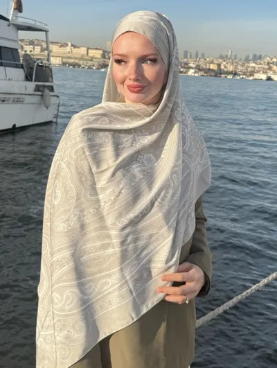 Derya'nın Bej Zeren Desen İpek Şal Tercihi · İpeksi