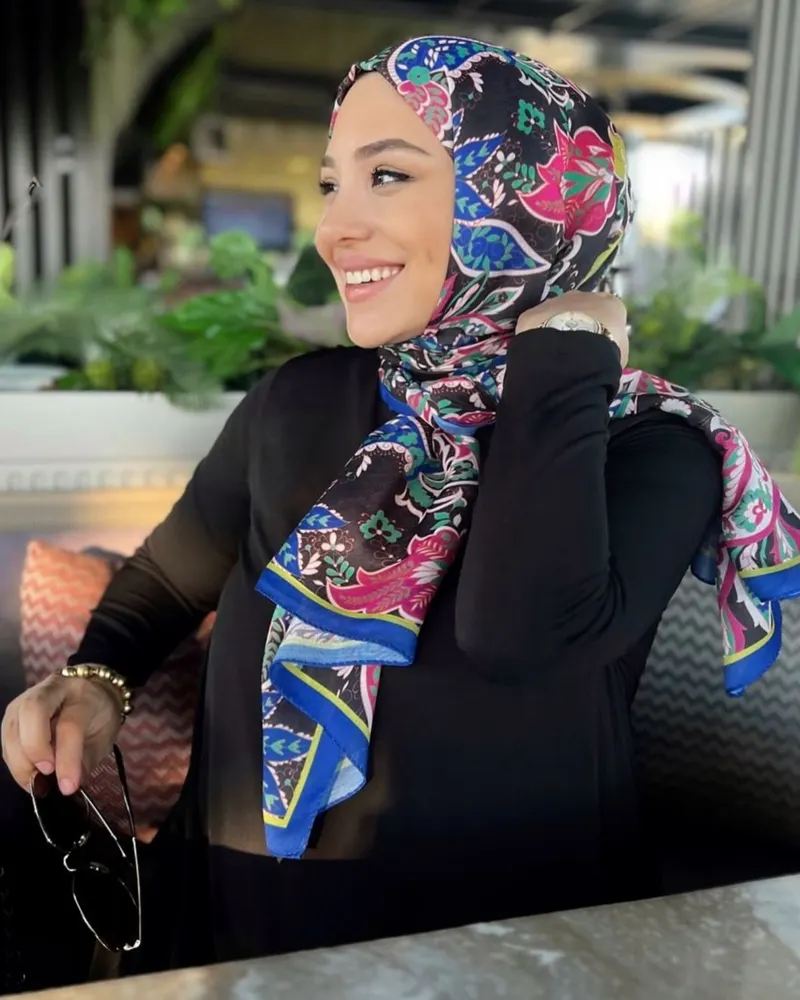 Hazal Aydın'ın Saks Mavi & Siyah Retro Desen Şal Tercihi · Pamuk