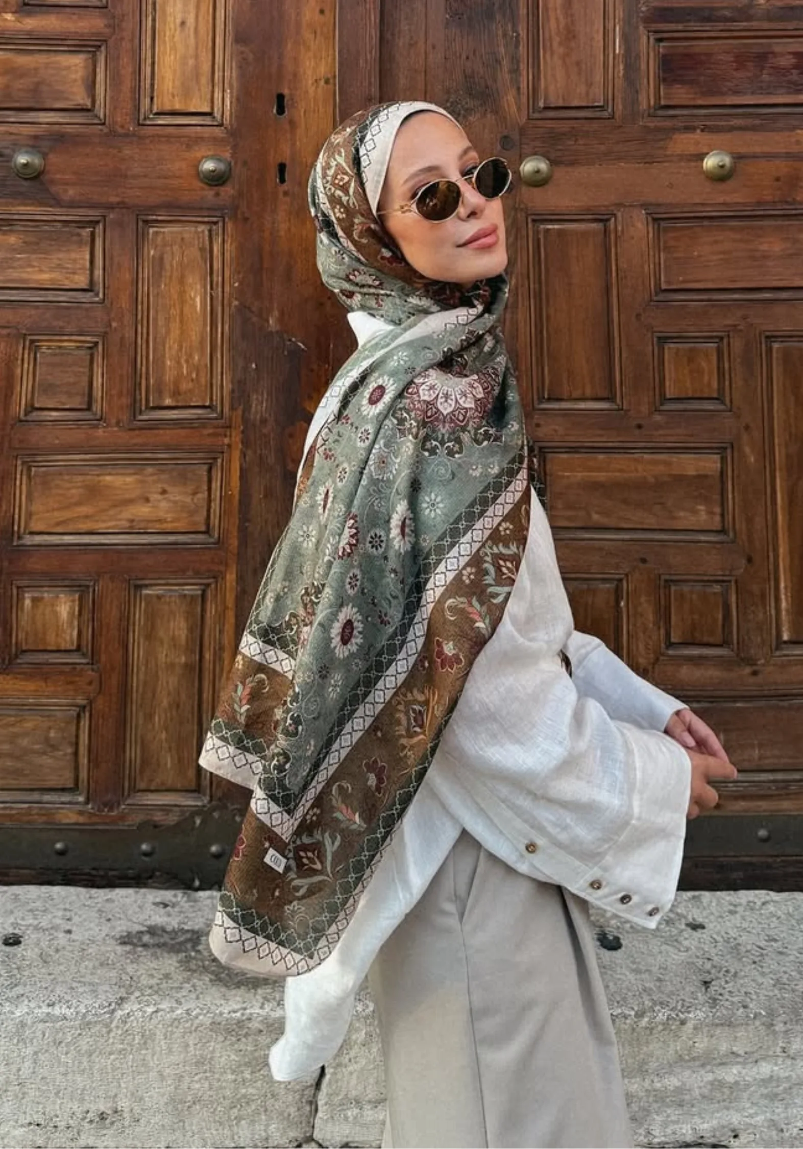 Bihter Koç'un Kum Taşı Silk Nomads Vual İpek Şal Tercihi
