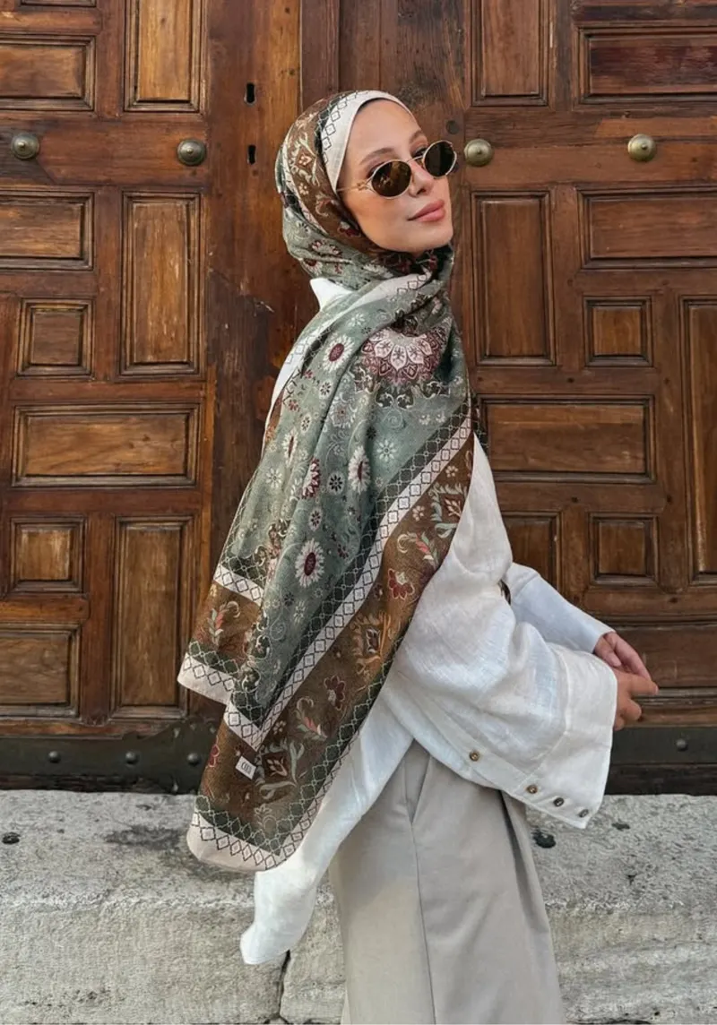 Bihter Koç'un Kum Taşı Silk Nomads Vual İpek Şal Tercihi