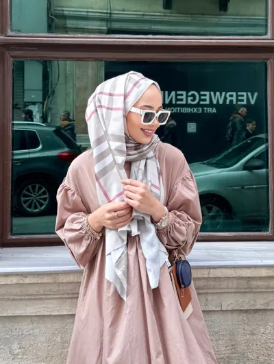 Busenur'un Bej Tartan Desen Şal Tercihi