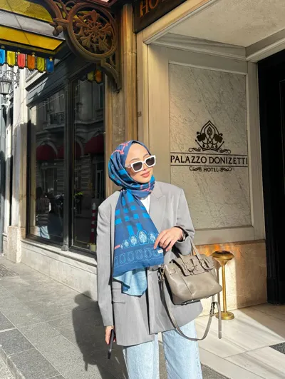 Busenur'un Lacivert Tartan Desen Şal Tercihi