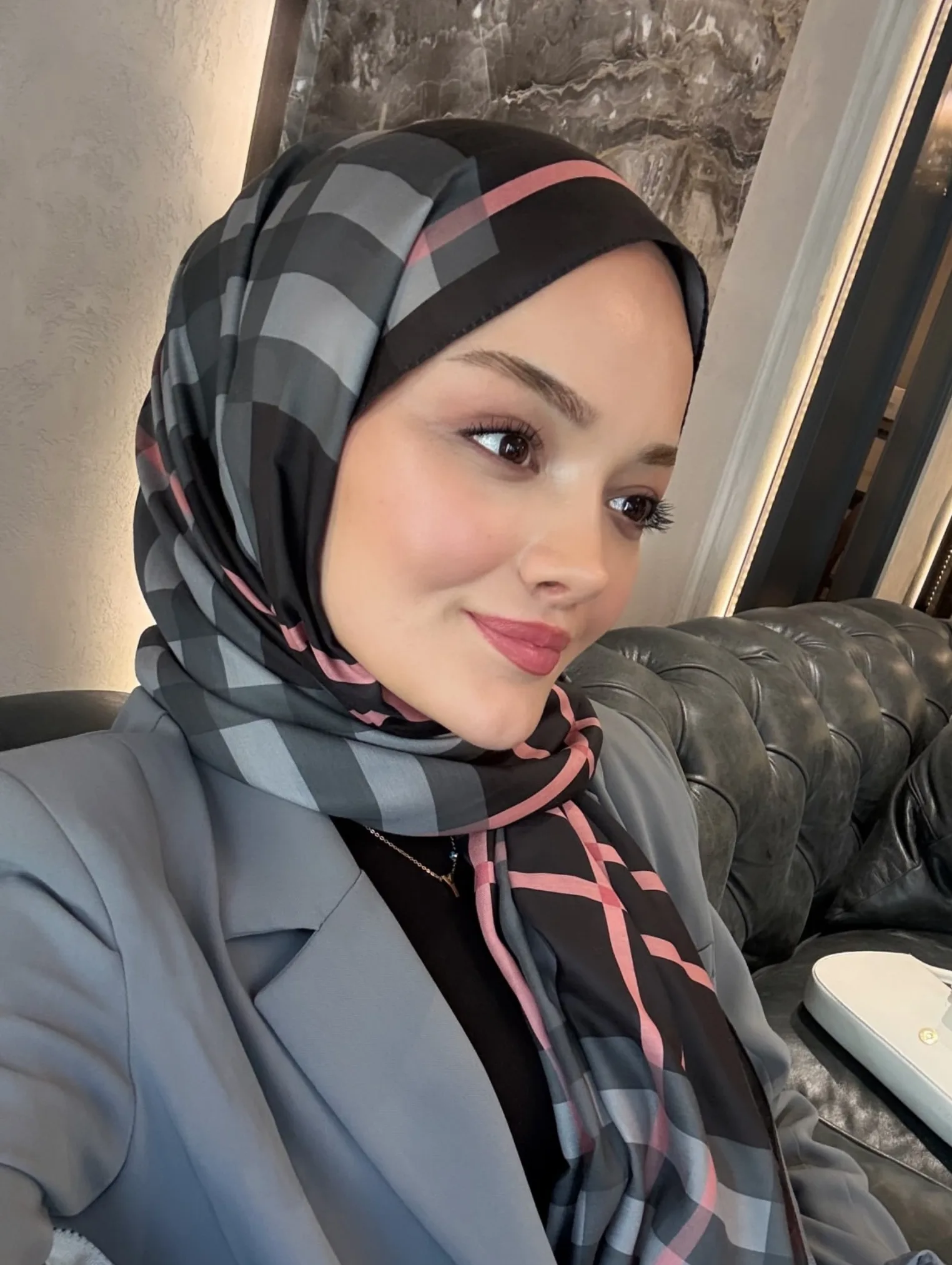 Şule'nin Siyah Tartan Desen Şal Tercihi