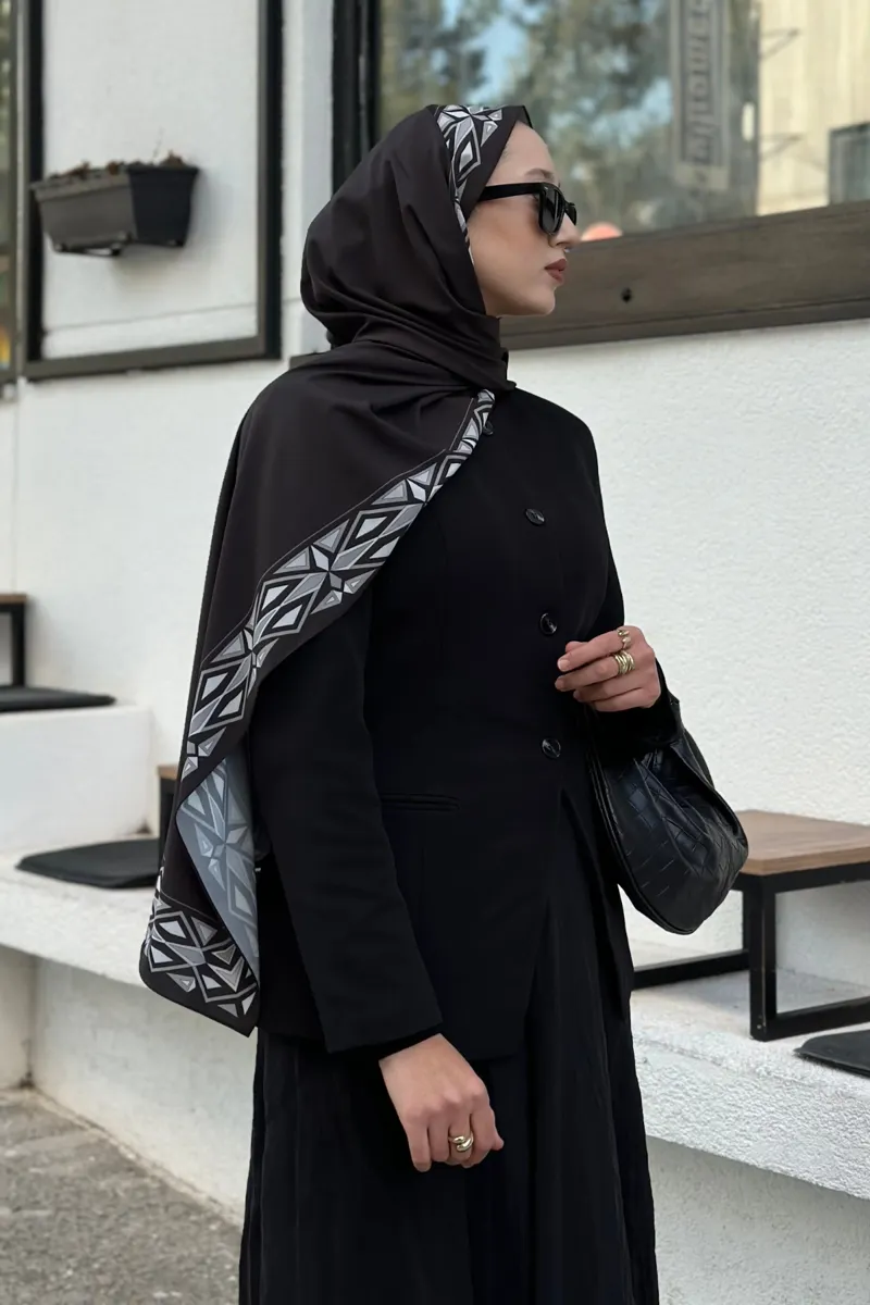 Beyza'nın Siyah Venedik Desen Pamuk Vual Şal Tercihi