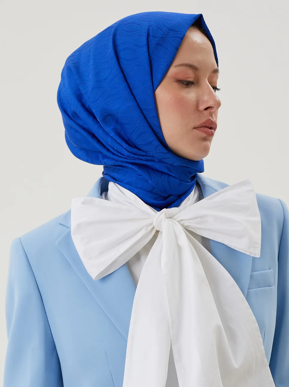 Saks Mavisi Shine Desen Jakar Şal · İpeksi Jakar