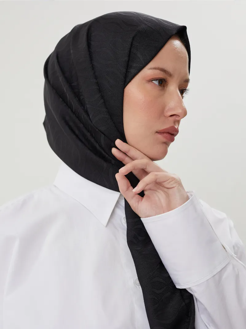 Siyah Shine Desen Jakar Şal · İpeksi Jakar