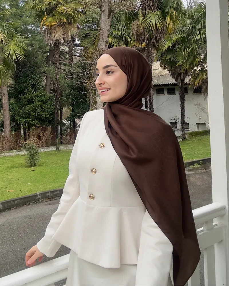 Kahverengi Döngü Desen Jakar Şal · İpeksi Jakar