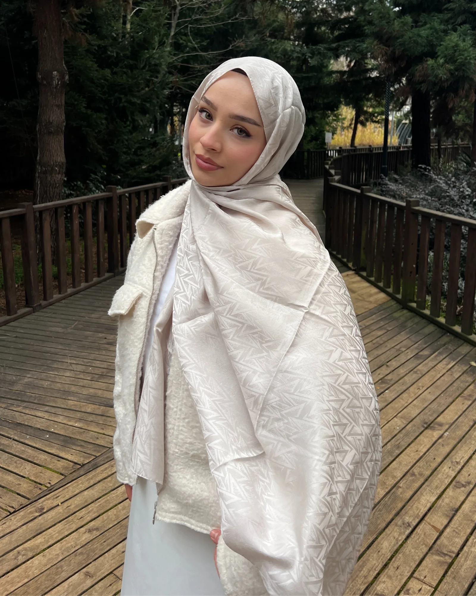 Ekru Triya Desen Jakar Şal · İpeksi Jakar