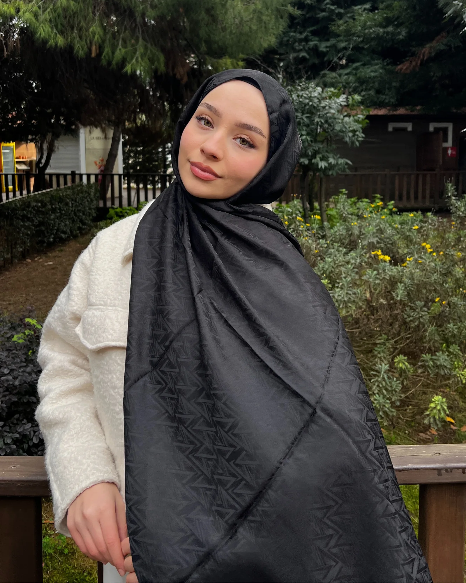 Siyah Triya Desen Jakar Şal · İpeksi Jakar