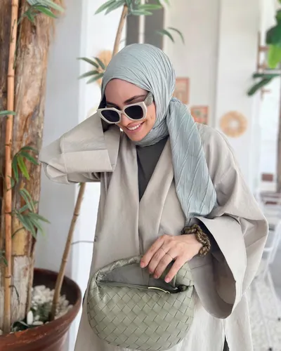 Hazal Aydın'ın Pastel Yeşili Piliseli Bambu Şal Tercihi