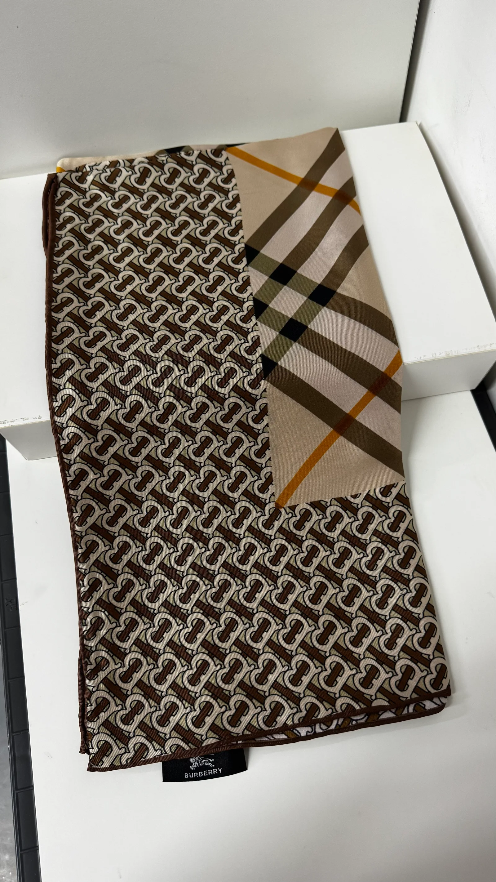 İthal Bej B Classic Desen Twill İpek Eşarp