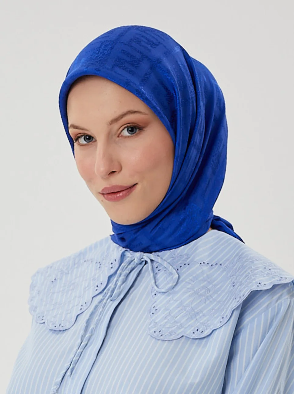 Saks Mavisi F Desen Parlak Jakar Eşarp
